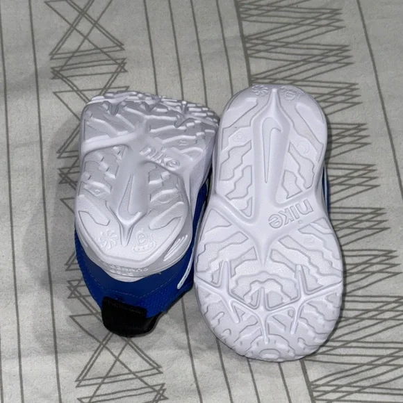 Nike size 4 youth / toddler shoes, kids, blue - Picture 2 of 3